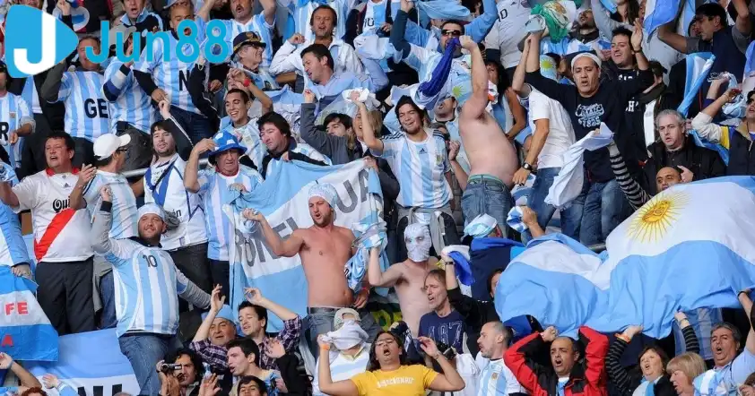 ĐT Argentina nhận án phạt sau khi nhiều CĐV quá khích đã có hành động không đẹp (Ảnh: The Independent).