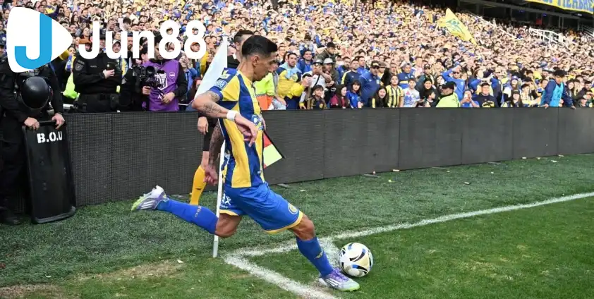 CĐV dõi theo bước chân của ngôi sao người Argentina. (Ảnh: Nền tảng X)