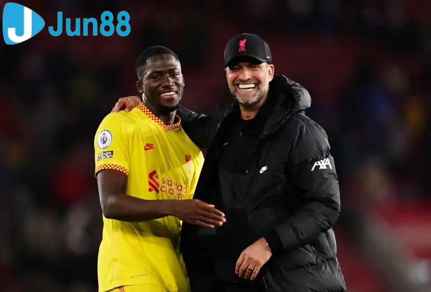 Konate thi đấu rực sáng trong màu áo Liverpool