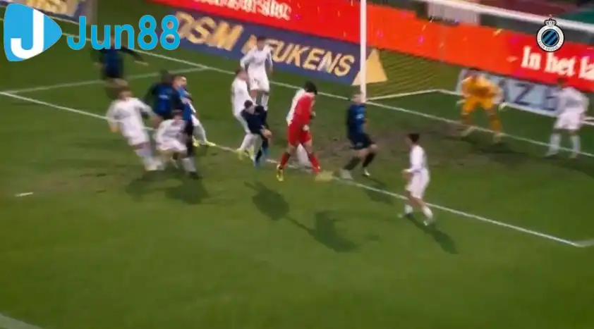 Senne Lammens từng ghi bàn trong một trận đấu căng thẳng Ảnh: X/ClubBrugge