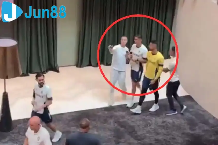 Một người hâm mộ đã cố gắng chụp ảnh tự sướng với Cristiano Ronaldo tại khách sạn của đội tuyển Bồ Đào Nha (Ảnh: Daily Mail).