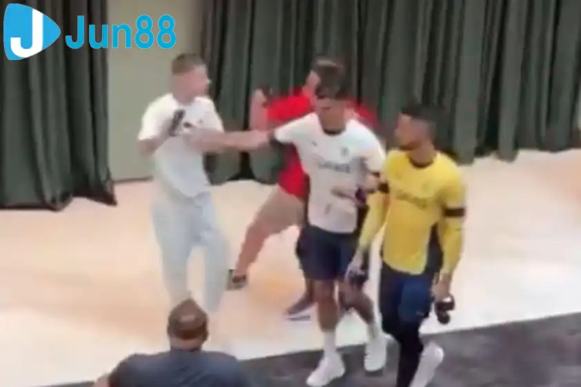 Tuy nhiên, Ronaldo không hề ấn tượng và phản ứng bằng cách đẩy người hâm mộ ra xa (Ảnh: Daily Mail).